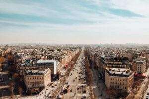 vista panoramica da avenue des champs-elysees sob um ceu nublado e luz do sol em-paris