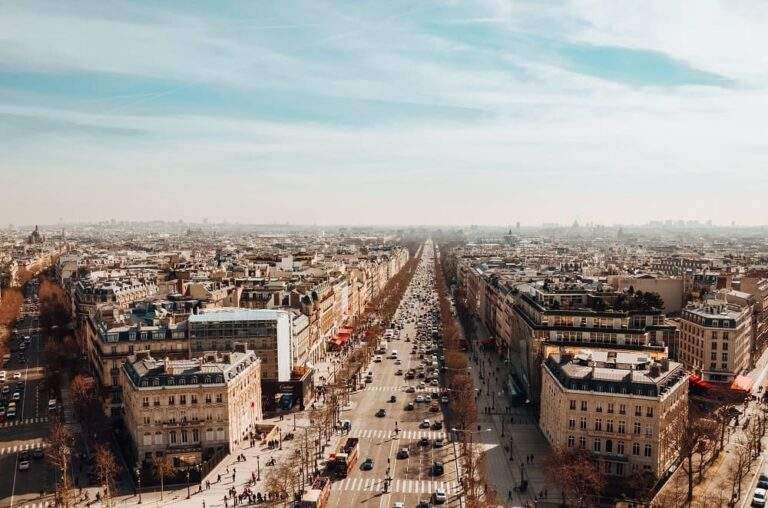 vista panoramica da avenue des champs-elysees sob um ceu nublado e luz do sol em-paris