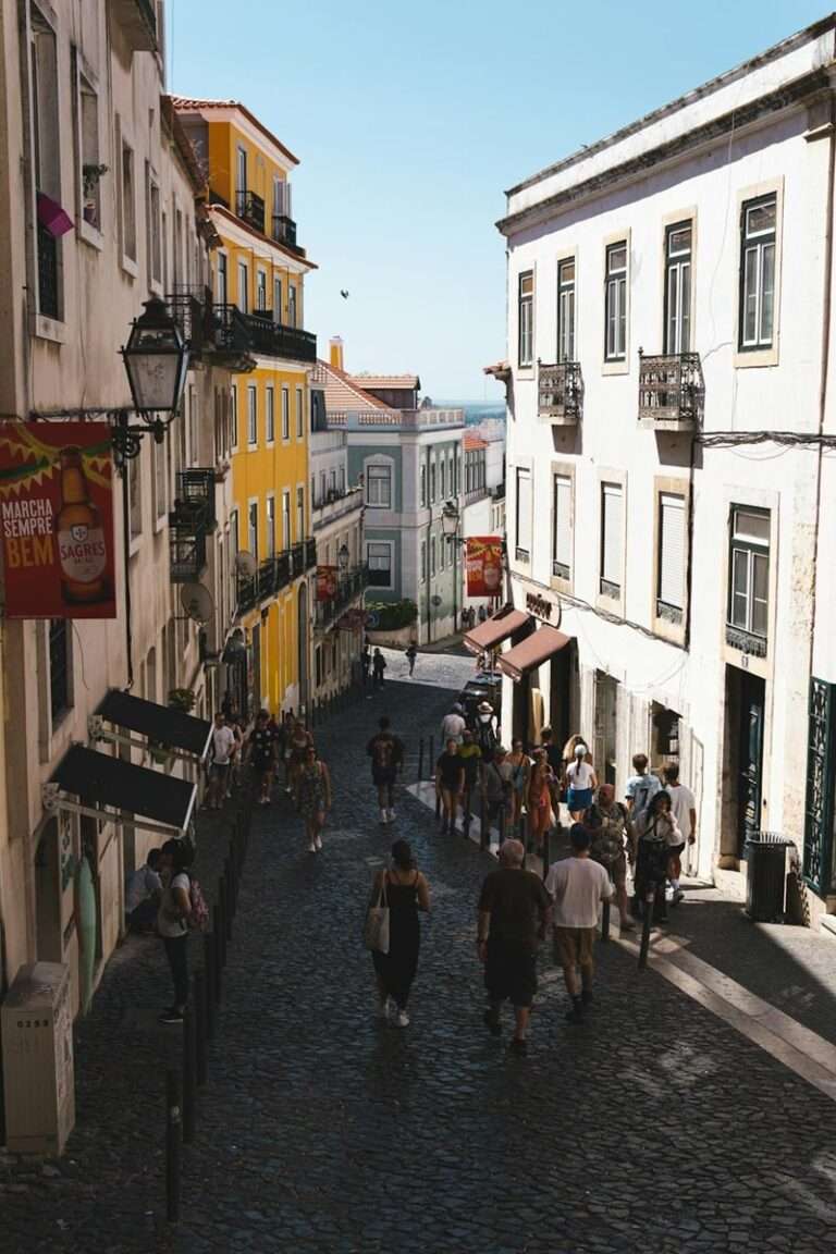 Rua em Lisboa, Portugal. Foto: Charly Constant